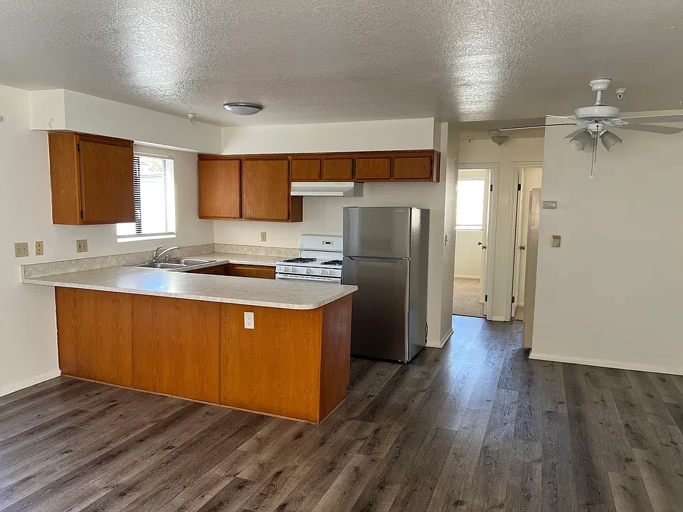 827 Redondo Ave #4