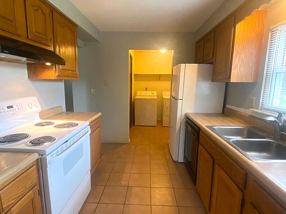 3rd image of 1107 N Bradley Ave #3