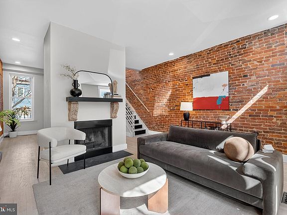 3rd image of 654 Acker Pl NE