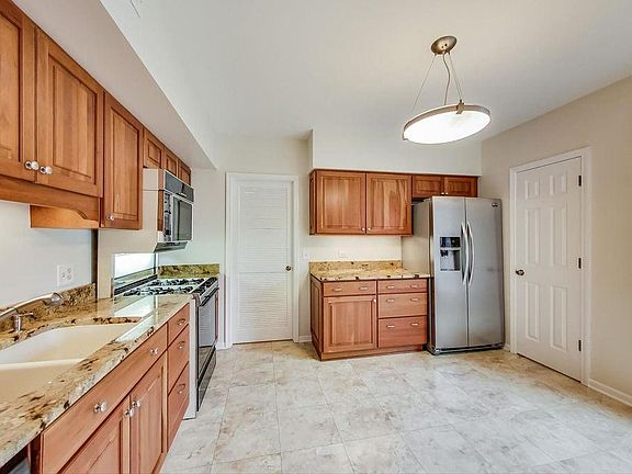5th image of 716 Ascot Ct #B