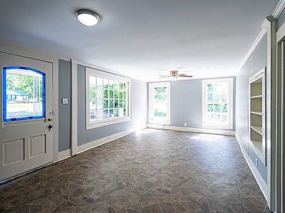3rd image of 513 College St NE
