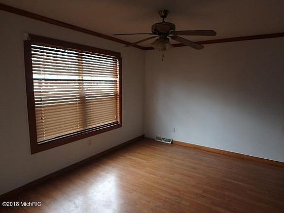 5th image of 35 Walter Ave