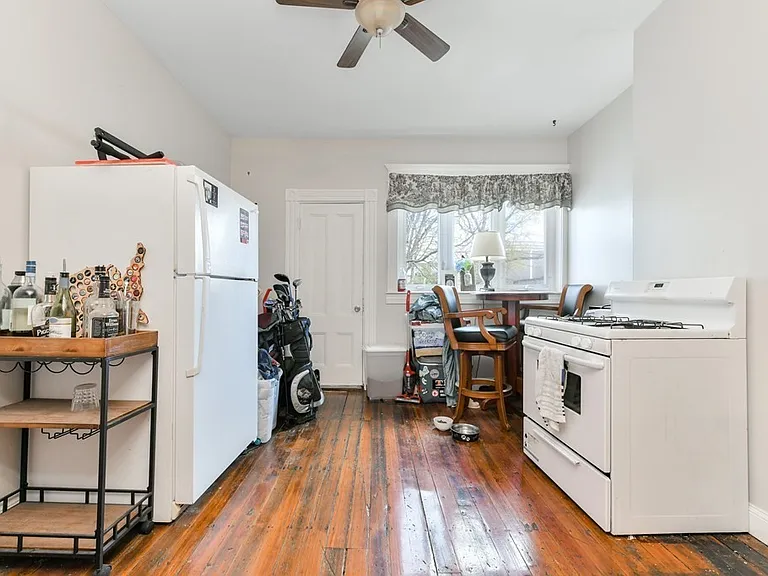 748 E 3rd St #2 — Photo 5