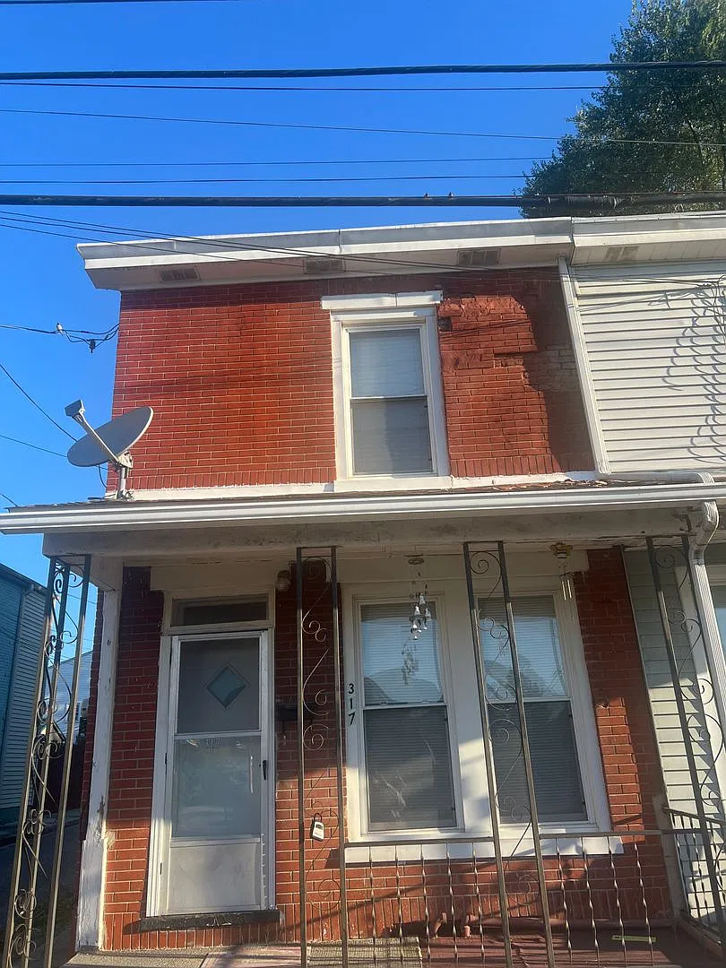 3 Bedroom 2 story townhouse in Carlisle for rent — Photo 1