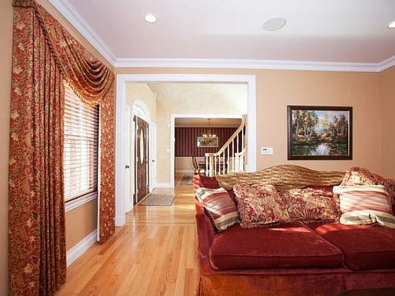 4th image of 207 Lenox Ct
