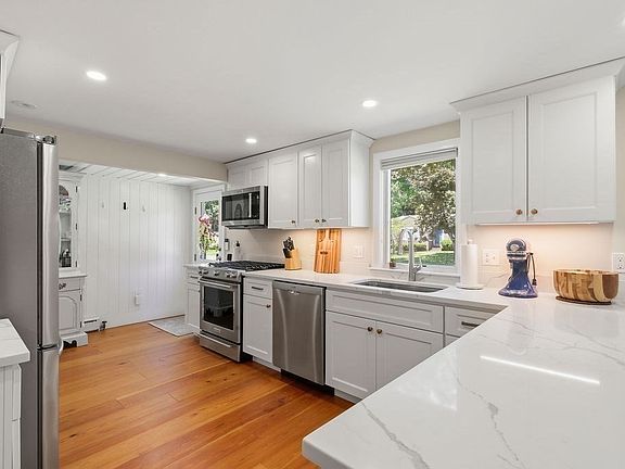 5th image of 13 Center Hill Rd