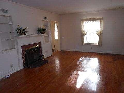 2nd image of 126 W Henry Clay St