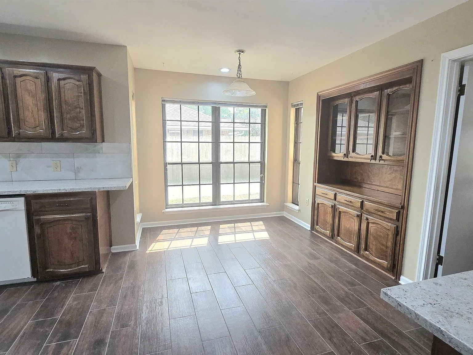 4 bed, 2345 sqft, $2,200 — Photo 4