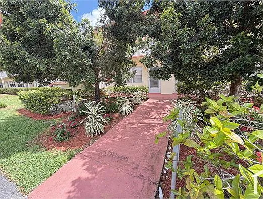 261 Camden Dr E #K — Photo 6