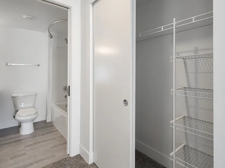 Dunn Motors Apartments — Photo 101