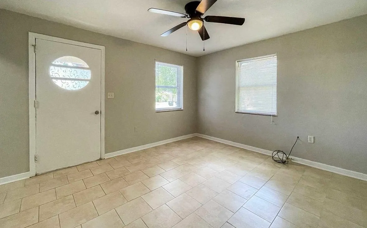 8 Rowland Ct — Photo 1