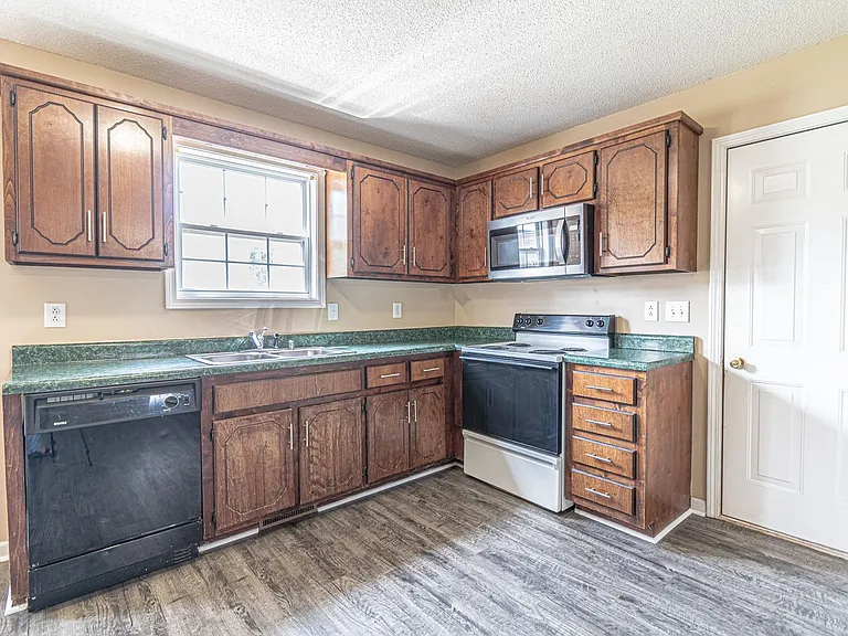824 Flyer Ct — Photo 4
