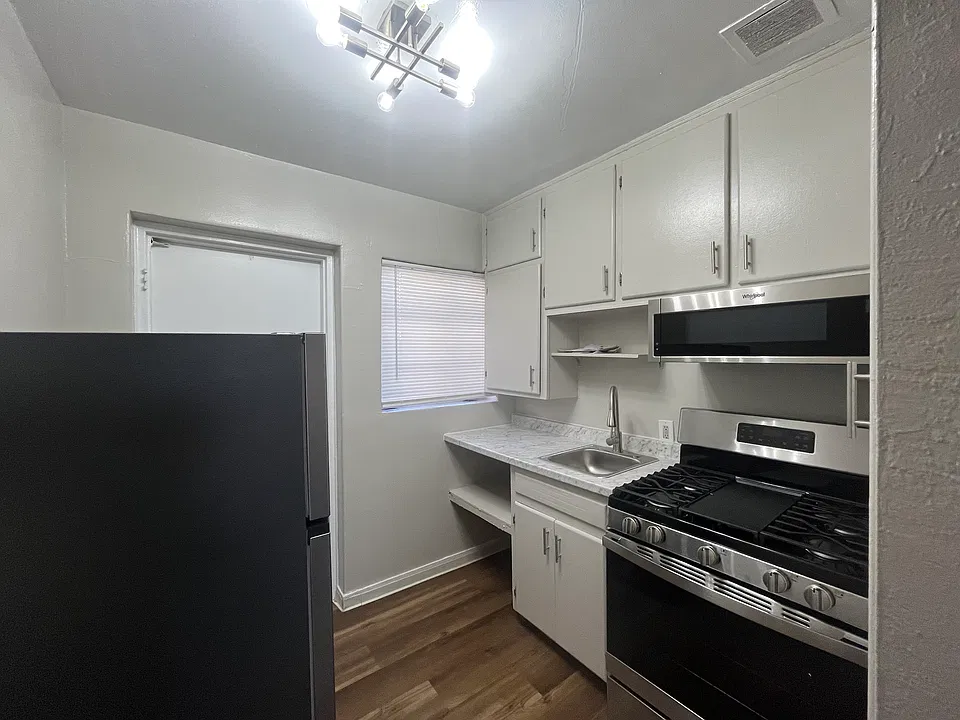 Updated & Modern 1 Bed / 1 Bath Apts 1 Block To UNN - Arcadian Flats