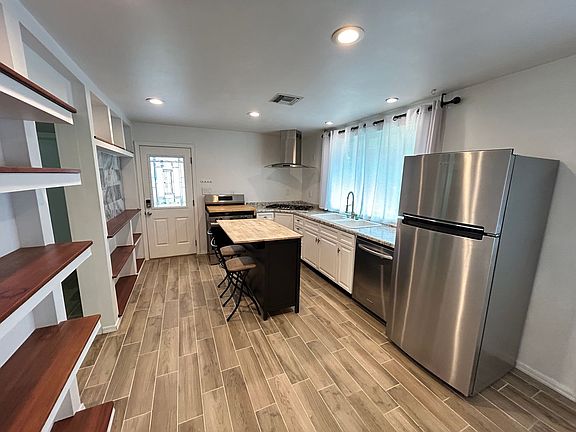 3rd image of 1014 E Orange Dr