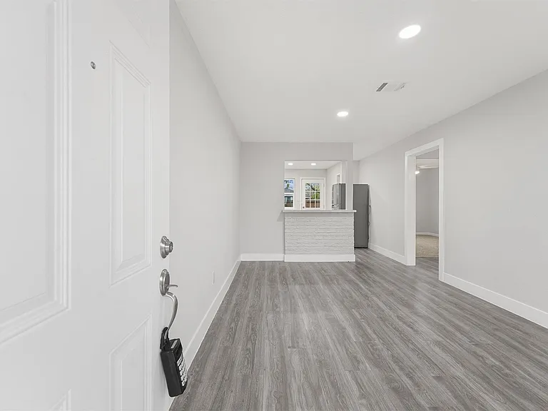 4630 Clover St — Photo 4