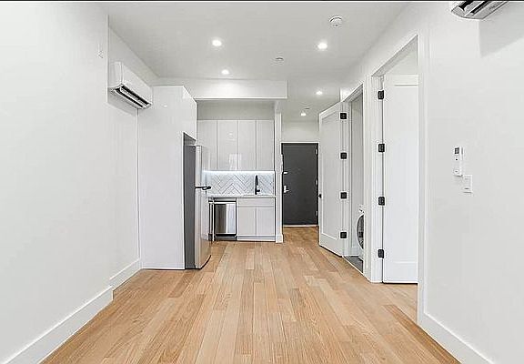 3rd image of 1114 Putnam Ave #2R