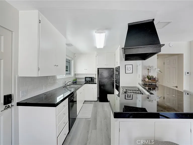 216 Collins Ave — Photo 8