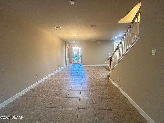 3rd image of 814 Aldenham Ln