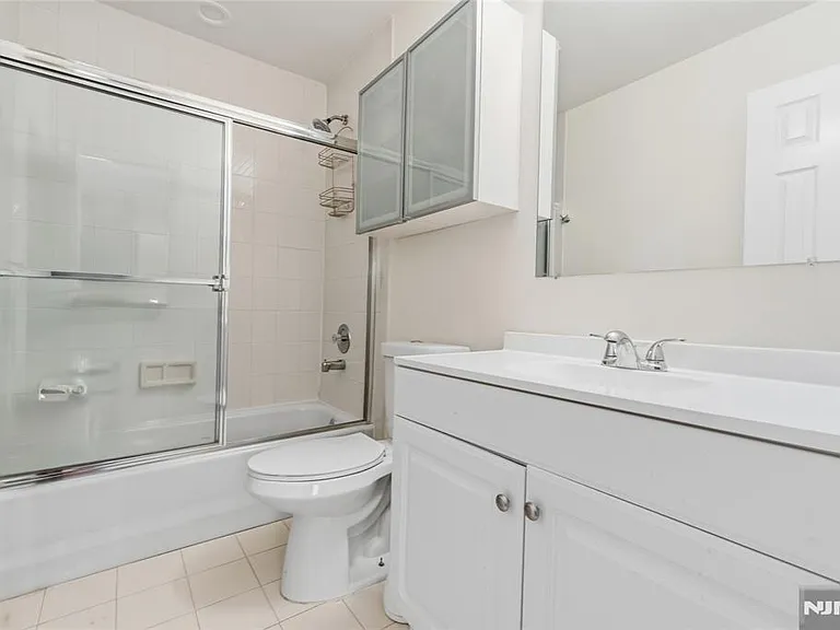 546 Windsor Dr — Photo 6
