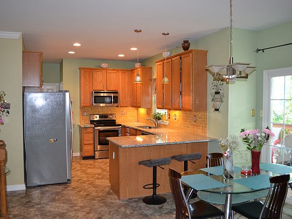 4th image of 922 Covington Dr