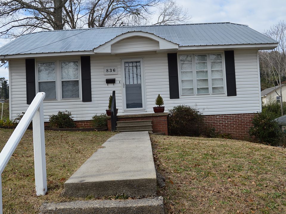 vintage cottage, small yard, centrally located to downtown guntersville