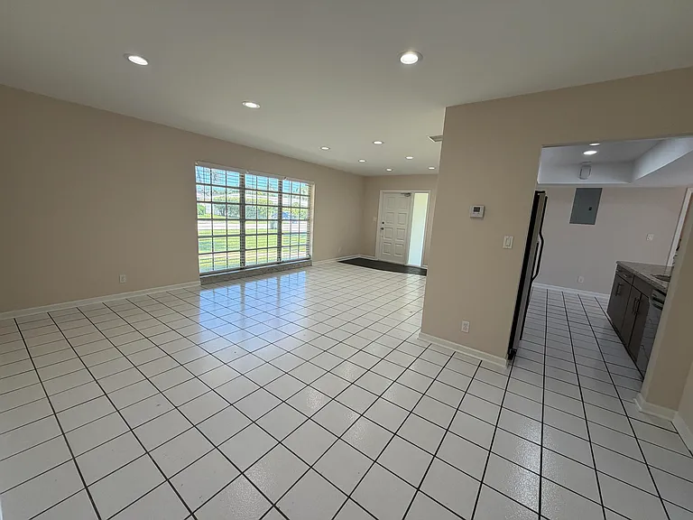 499 W Conference Dr — Photo 7