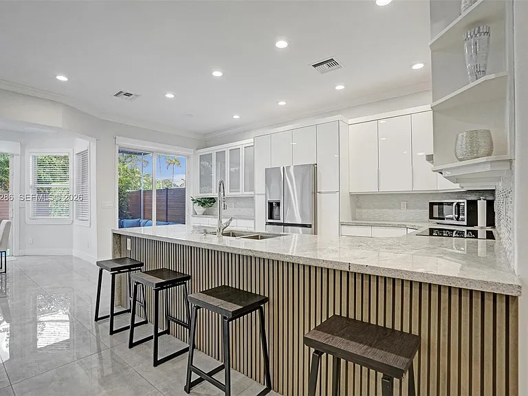 453 SW 5th Ave — Photo 15