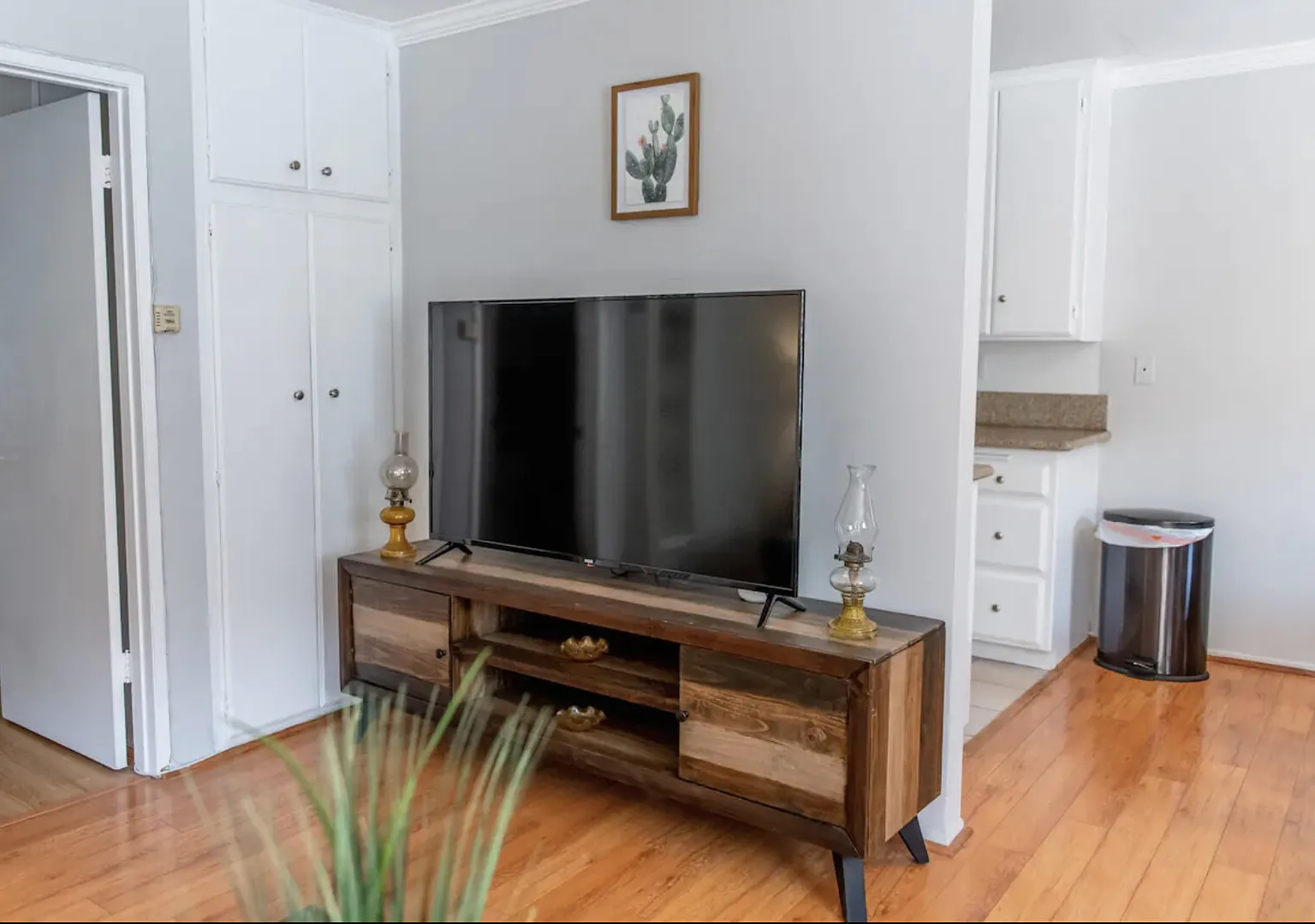 Spacious 2 bedroom — Photo 4