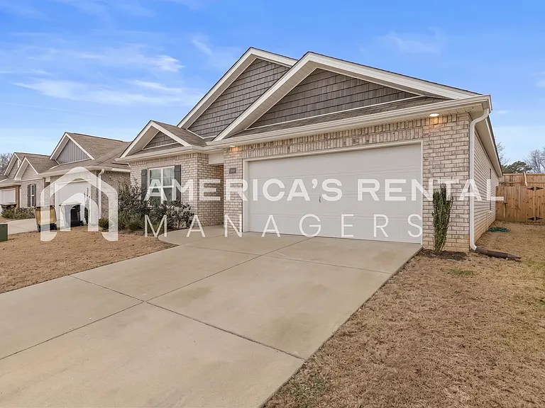 1508 Heritage Cir SE — Photo 3