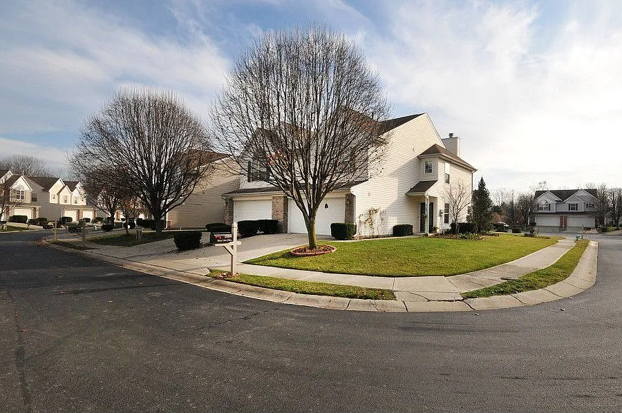 1889 Misty Lake Dr photo 1