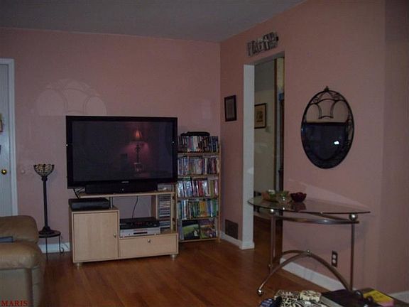 5th image of 9524 Minerva Ave