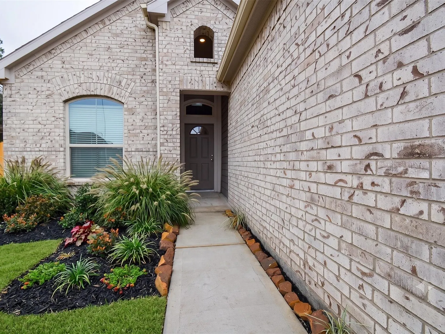 4 bed, 3.0 bath, 1766 sqft, $2,350 — Photo 2