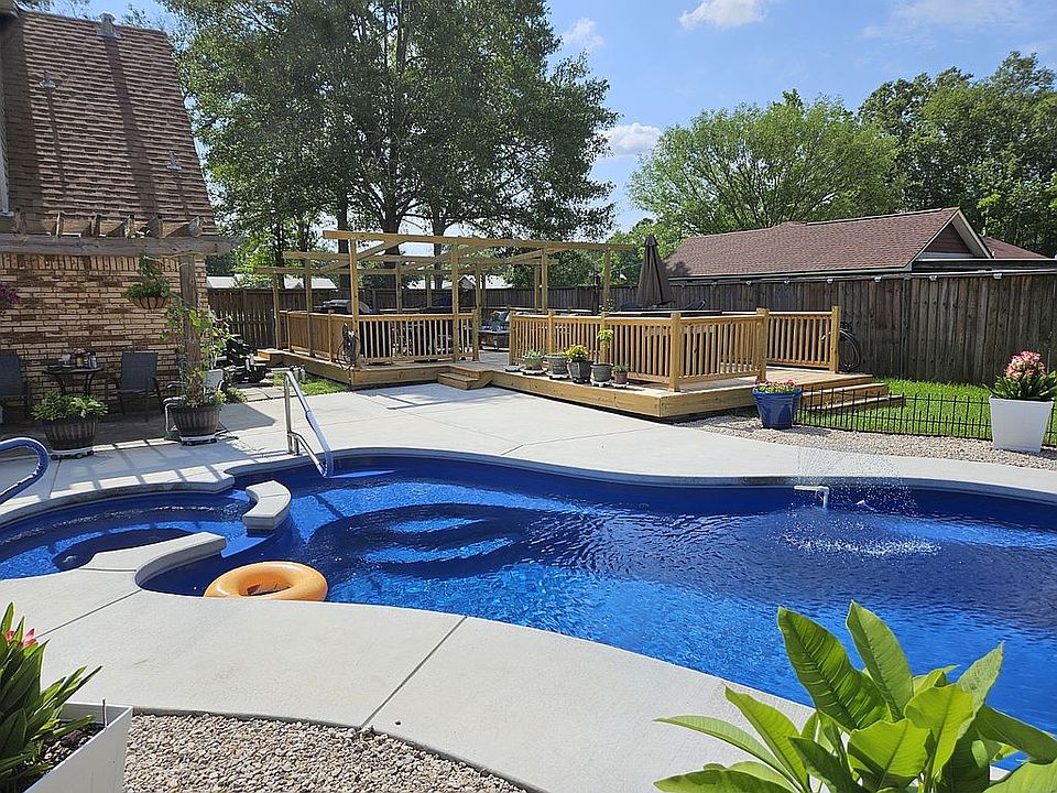 2nd image of 6110 Woodridge Dr