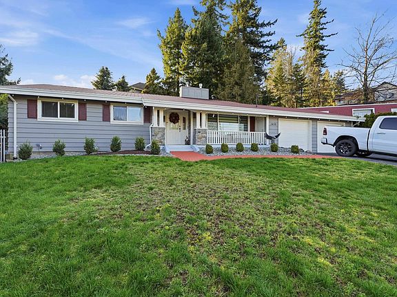 3rd image of 2435 Rideau St