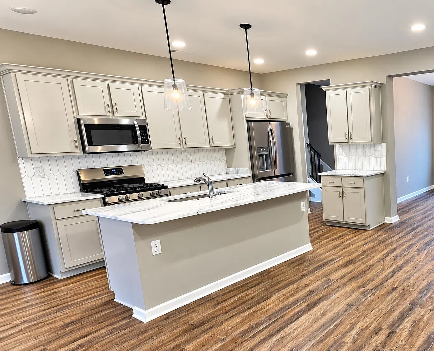4 bed, 3.0 bath, 2400 sqft, $2,300 — Photo 4