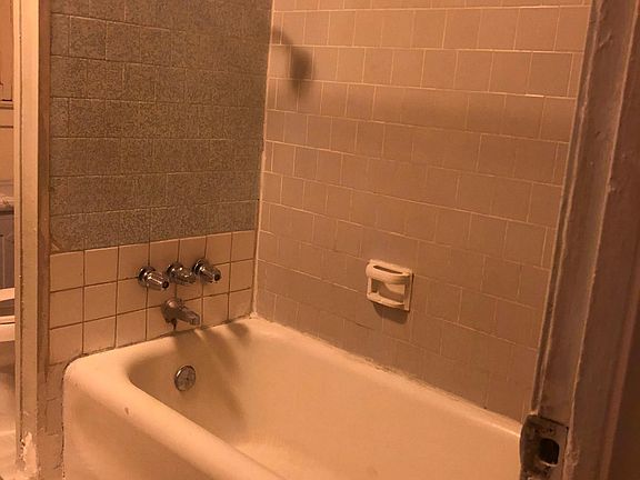 3rd image of 910 N Van Ness Ave #1/2