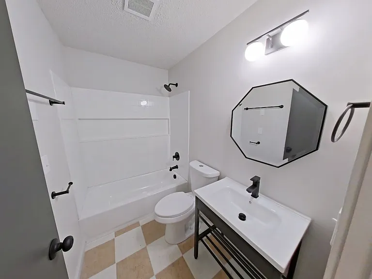 University Manor - Newly Renovated Units just a short walk from Campus! — Photo 77