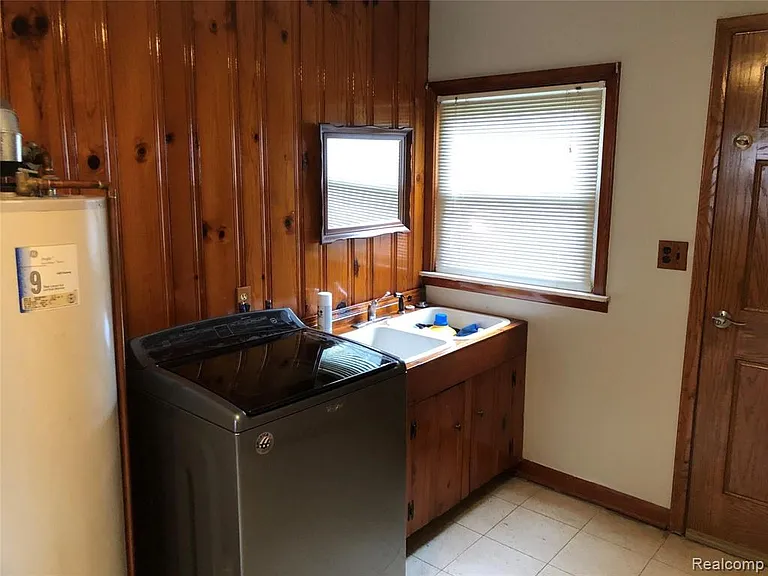 2111 W Forteen Mile Rd — Photo 28