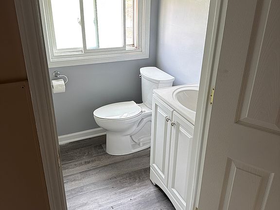 5th image of 95 University Ave #1
