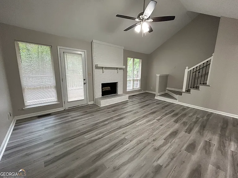 1002 Kathleen Ct — Photo 2