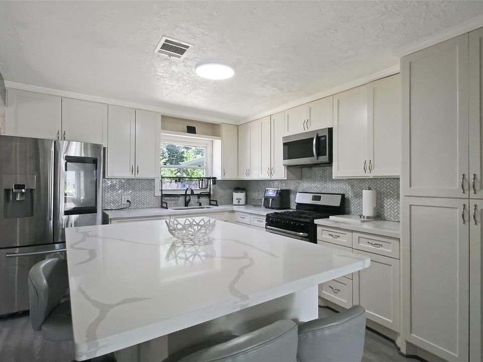 1st image of 306 W Houston Ave