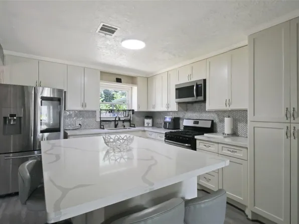 306 W Houston Ave, Pasadena, TX 77502