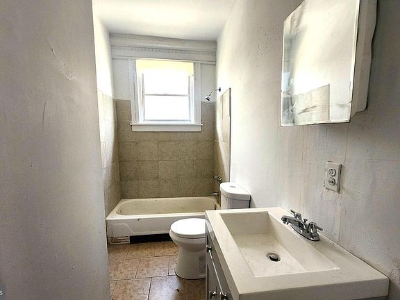 5th image of 6136 W Oxford St