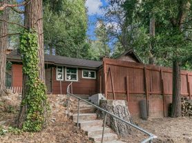 23083 Hemlock Ln, Crestline, CA