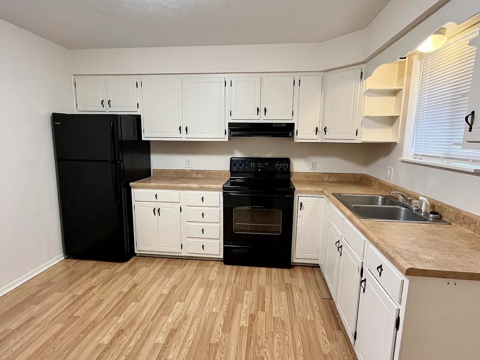 2 bed, 1.5 bath, 975 sqft, $1,100 — Photo 3