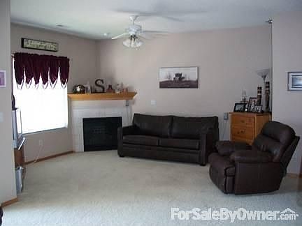 Spacious Living Room : This is a fun layout!