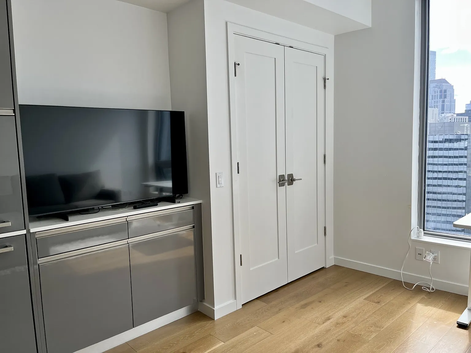 1 bed, 450 sqft, $2,490 — Photo 3