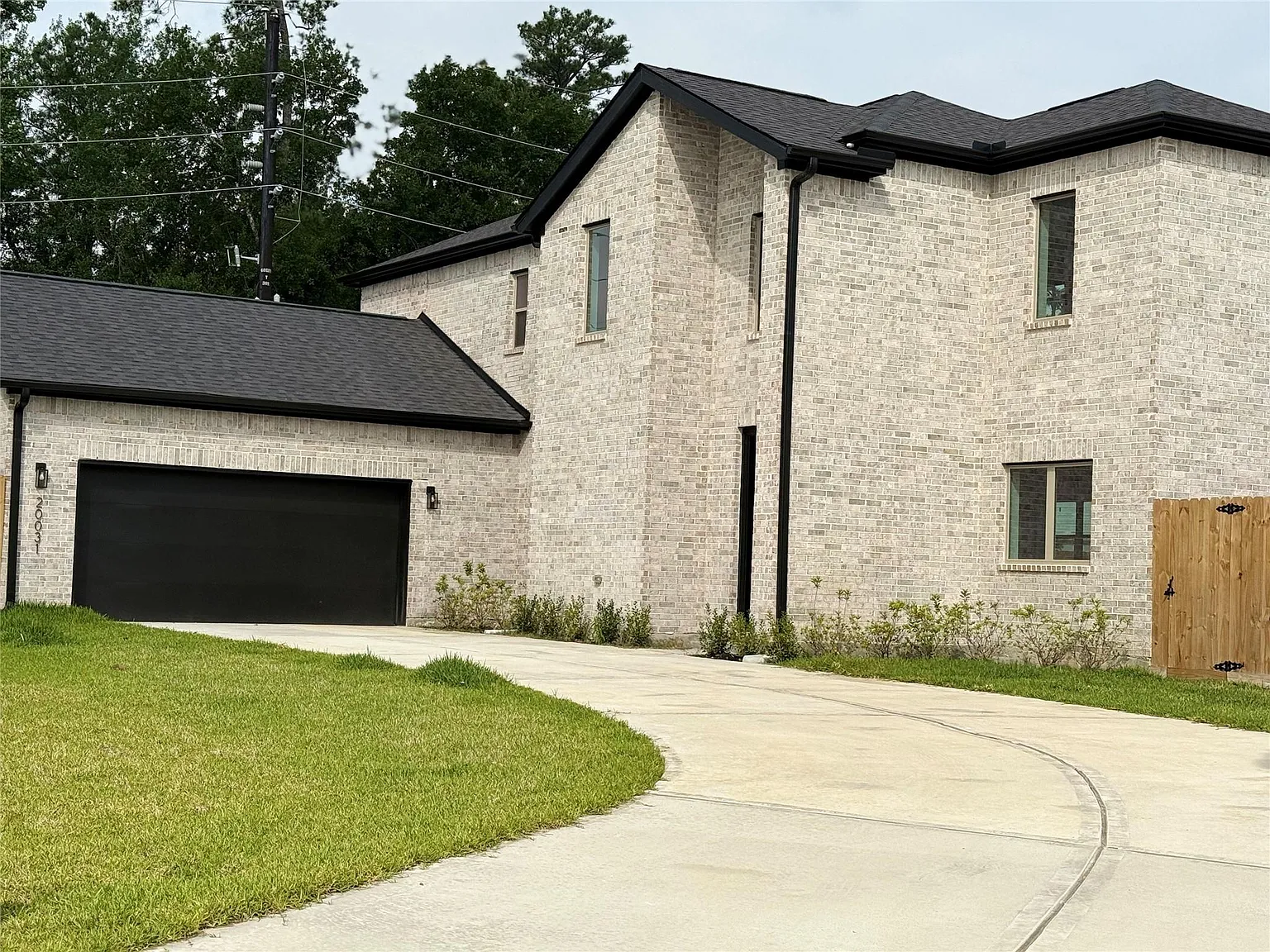 4 bed, 3.5 bath, 2392 sqft, $3,100 — Photo 2