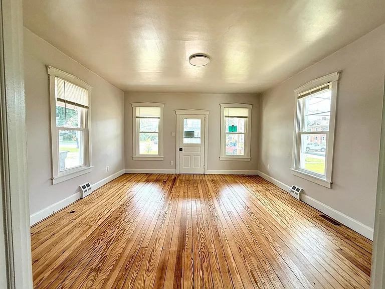 37 N Kinzer Rd — Photo 2
