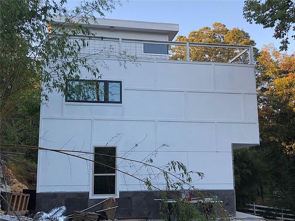 3rd image of 3007 Urban Ave